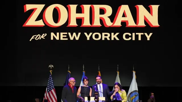 Le candidat à la mairie de New York, Zohran Mamdani (2e à droite), célèbre aux côtés de son épouse Rama Duwaji (2e à gauche), de ses parents Mahmood Mamdani (à gauche) et Mira Nair lors d'une soirée électorale au Brooklyn Paramount Theater à Brooklyn, New York, le 4 novembre 2025.