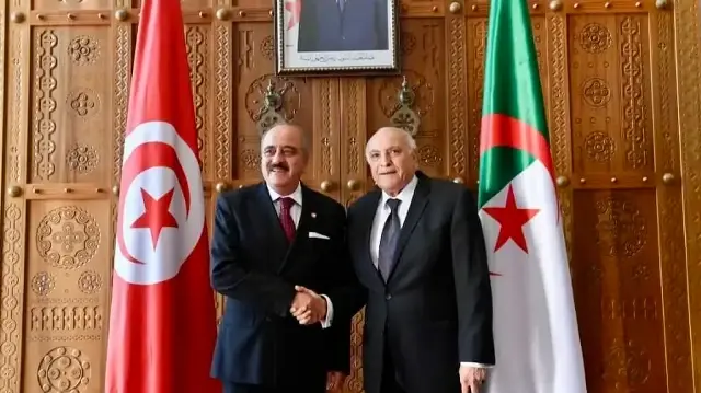 Le Ministre algérien des affaires étrangères Ahmet Attaf a reçu son homologue tunisien Mohamed Ali Nafti, dans le cadre de sa participation à la réunion du Mécanisme tripartite des pays voisins de la Libye, le 5 novembre 2025.