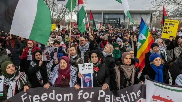 Антиизраильские активисты на митинге возле Бундестага в Берлине.