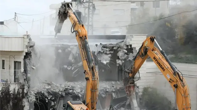 الاحتلال الإسرائيلي يهدم منزلين فلسطينيين غربي القدس