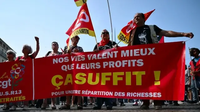 À Paris, le cortège doit partir à 14 heures de la Place Edmond Rostand, à proximité du Sénat, pour se diriger vers les Invalides.