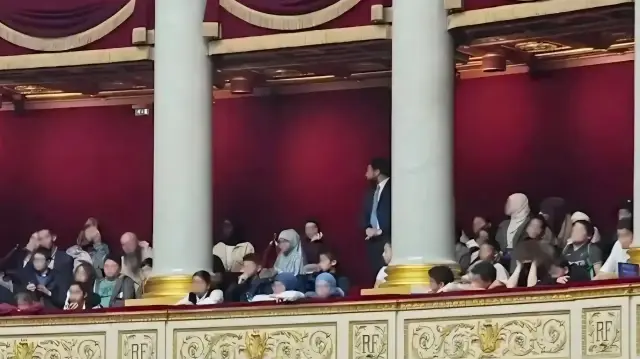 Présence de jeunes filles voilées à l'Assemblée Nationale française, le 6 novembre 2025.