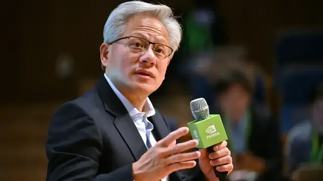 Le fondateur et PDG de Nvidia, Jensen Huang, s'exprime lors d'une conférence de presse au sommet des PDG de la Coopération économique Asie-Pacifique (APEC) à Gyeongju, le 31 octobre 2025.