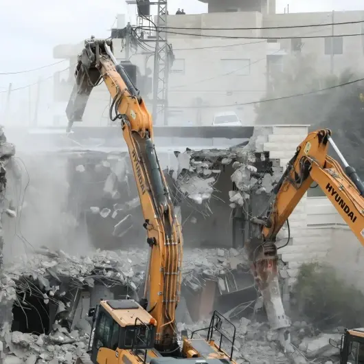 الاحتلال الإسرائيلي يهدم منزلين فلسطينيين غربي القدس