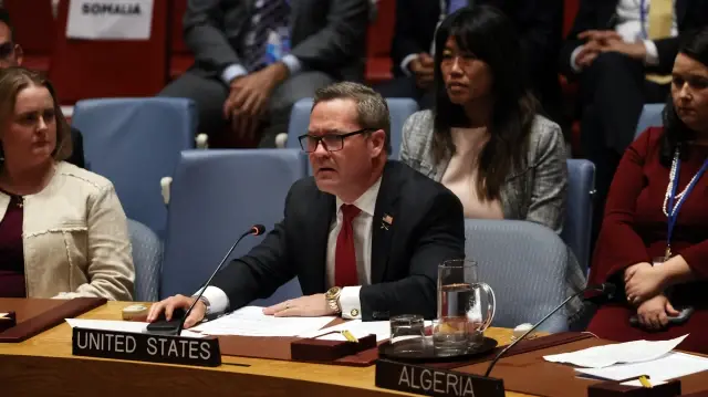L'ambassadeur américain auprès des Nations Unies, Mike Waltz, s'exprime lors d'une réunion du Conseil de sécurité sur la situation au Moyen-Orient, notamment sur la question de la création d'un État palestinien, pendant l'Assemblée générale des Nations Unies (ONU) le 23 septembre 2025, au siège de l'ONU à New York.
