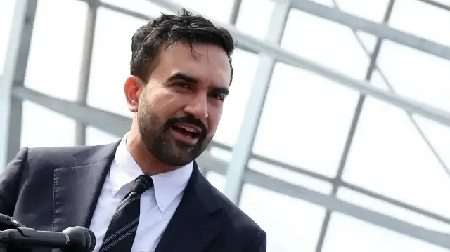 Le maire élu de New York, Zohran Mamdani, s'exprime lors d'une conférence de presse au Flushing Meadows–Corona Park, dans le quartier du Queens à New York, le 5 novembre 2025.