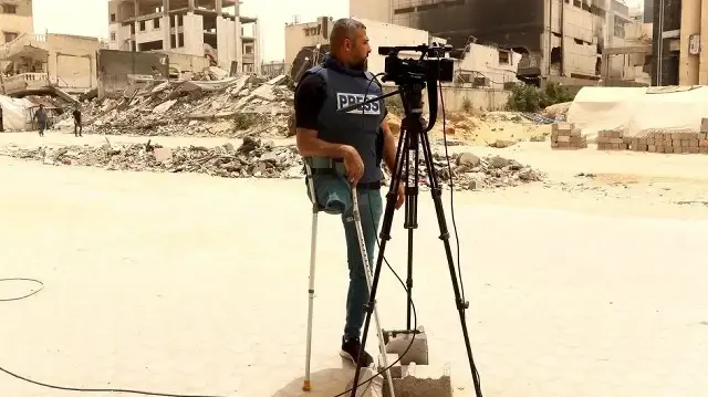 Палестинский журналист Сами Шехада потерял ногу в результате нападения в Газе.