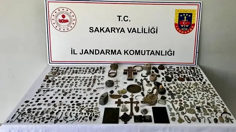Sakarya İl Jandarma Komutanlığı ekiplerince düzenlenen “Anadolu Mirası” adlı kaçakçılık operasyonunda Roma ve Bizans dönemine ait olduğu değerlendirilen 589 tarihi eser ele geçirildi.