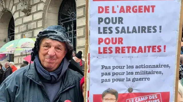 Adoptée en avril 2023 par le recours à l’article 49.3, la réforme des retraites visait à porter progressivement l’âge légal de départ de 62 à 64 ans d’ici à 2030 et à allonger la durée de cotisation à 43 années.