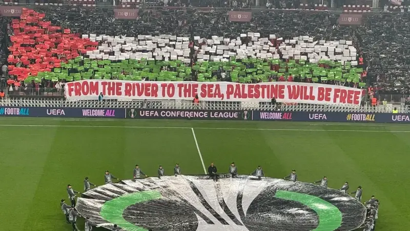 Kırmızı-beyazlı taraftarlardan Filistin'e özel koreografi.