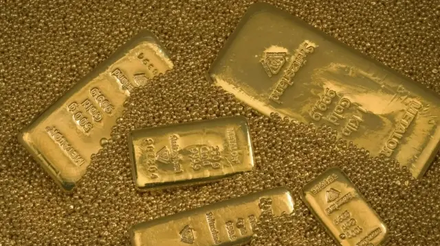 Француз обнаружил в своем саду клад с золотыми слитками.