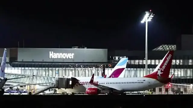 Работа аэропорта в Германии была приостановлена из-за неизвестного дрона.