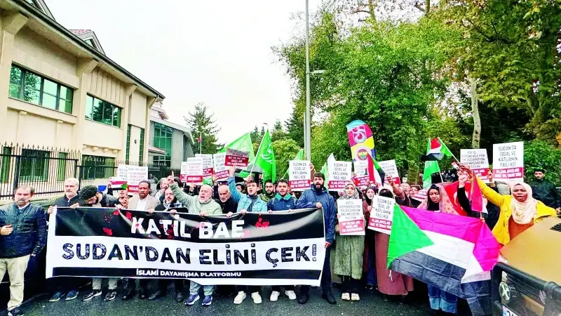İslami Dayanışma Platformu, Sudan’da HDK işlediği insanlık suçlarını protesto etmek ve bölgedeki vahşete dikkat çekmek için BAE Başkonsolosluğu önünde eylem düzenledi.