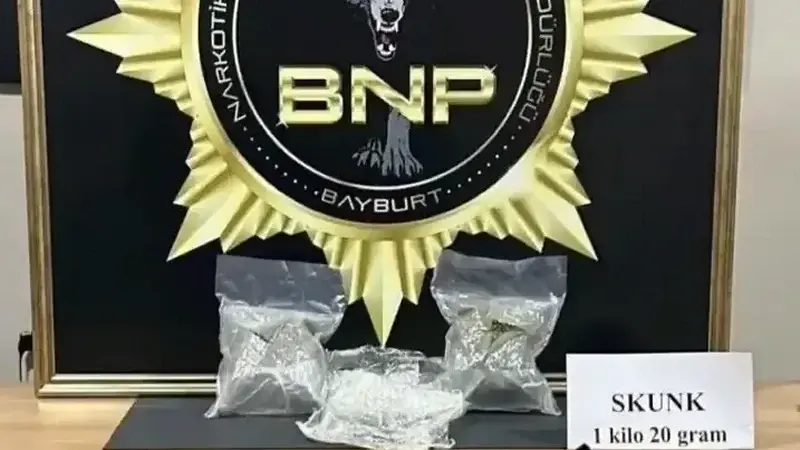 Bayburt’ta bavula yerleştirilmiş 1 kilo 20 gram skunk ele geçirildi
