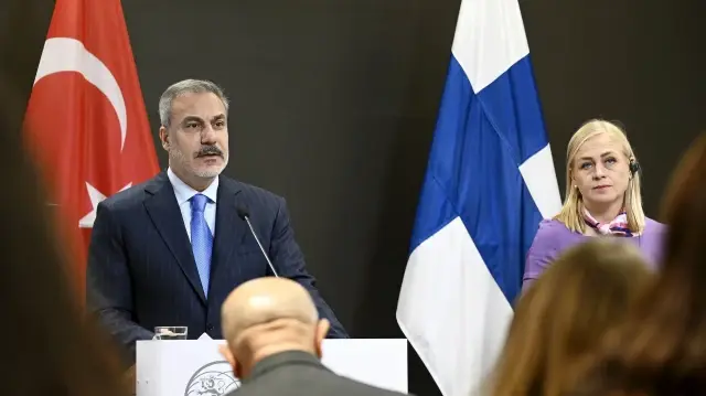 Le ministre turc des Affaires étrangères, Hakan Fidan, s'adresse à la presse lors d'une conférence de presse avec son homologue finlandaise, Elina Valtonen, dans le cadre de sa visite à Helsinki, en Finlande, le 5 novembre 2025.