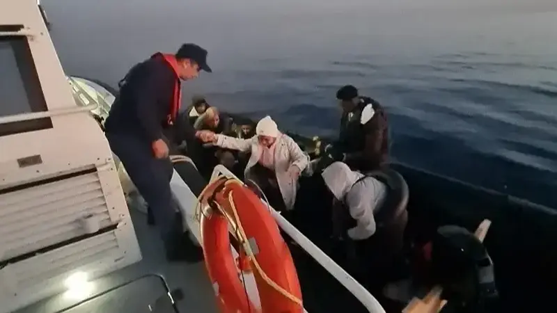 Bot içerisindeki 14 düzensiz göçmen (beraberinde 1 çocuk) yakalandı.
