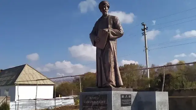 Памятник Махмуду Кашгари Барскани