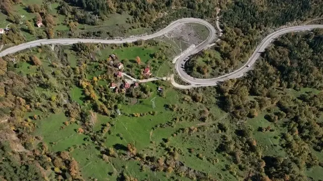 <p>ويحظى الوادي الواقع ضمن حديقة "جبال كوره" الوطنية، بإقبال كبير من الزوار في هذا الفصل، مع تبدل ألوان أوراق الأشجار من الأخضر إلى الأصفر ومن ثم البني.</p><p><br></p><p><br></p>