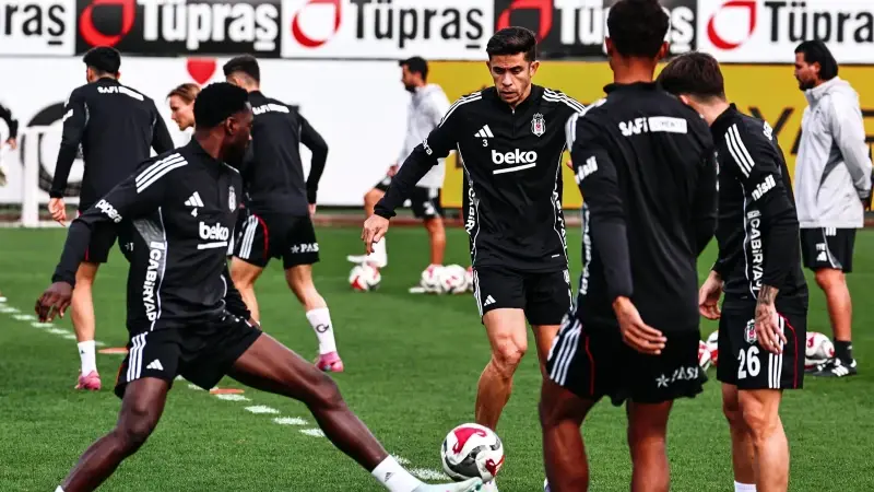 Annesinin rahatsızlığı nedeniyle son iki antrenmanda yer almayan Gabriel Paulista geri döndü.