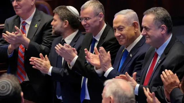 Alors qu’il est accusé de génocide à Gaza, Benjamin Netanyahu a été applaudi à la Knesset lors de la visite de Donald Trump, le 13 octobre 2025. Face à l'inaction de la justice internationale, la Turquie émet un mandat d'arrêt contre Netanyahu.