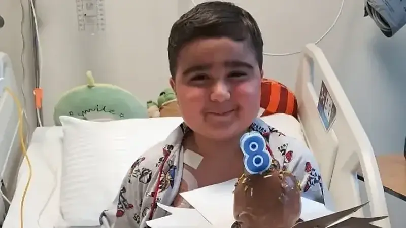 Biruni Üniversitesi Tıp Fakültesi Hastanesi Çocuk Kemik İliği Nakil Merkezi’nde gerçekleştirilen operasyon başarıyla tamamlandı. Nakil sonrası süreçte sağlığı iyiye giden küçük Umud’a, hastane ekibince sürpriz bir doğum günü organizasyonu yapıldı.