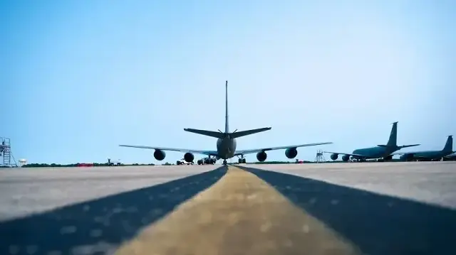 Самолет KC-135R Stratotanker, приписанный к 459-му авиакрылу дозаправки в воздухе, стоит на базе Эндрюс, штат Мэриленд, 3 июня 2025 года. | Фото: Senior Airman Alexcia Givens/459th Air Refueling Wing