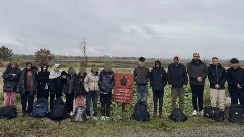 29 düzensiz göçmen, jandarmadaki işlemlerinin ardından İl Göç İdaresi’ne teslim edildi.
