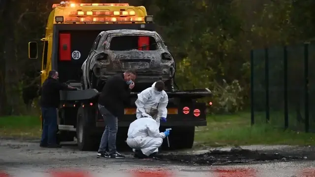 La police scientifique inspecte le lieu où une voiture incendiée a été retrouvée à Saint-Pierre-d'Oléron le 5 novembre 2025, à la suite d'un incident au cours duquel une voiture a percuté des piétons et des cyclistes sur l'île française d'Oléron, dans l'océan Atlantique.