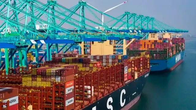 Les exportations de la Chine ont reculé pour la première fois depuis mars 2024, sur fond de tensions tarifaires croissantes avec les États-Unis.