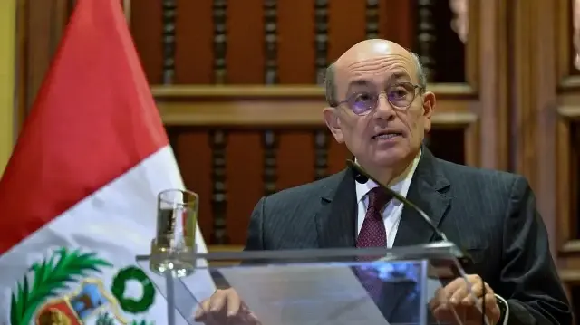 Cette photo fournie par le ministère péruvien des Affaires étrangères montre le ministre péruvien des Affaires étrangères Hugo de Zela s'exprimant lors d'une conférence de presse à Lima le 3 novembre 2025.