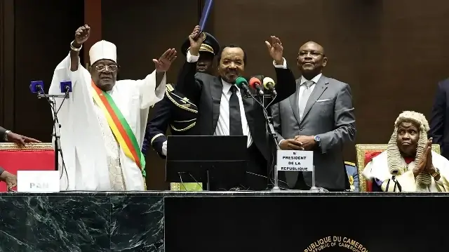 Le président camerounais Paul Biya (au centre) fait un geste alors qu'il célèbre son investiture à l'Assemblée nationale à Yaoundé, le 6 novembre 2025.
