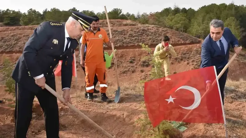 ŞEHİTLERİMİZ İÇİN HER BİR FİDAN, GELECEĞİMİZ İÇİN BİN NEFES PROJESİ" KAPSAMINDA, KIRŞEHİR İL EMNİYET MÜDÜRLÜĞÜ TARAFINDAN AŞIKPAŞA TABİAT PARKI’NDA FİDAN DİKİM ETKİNLİĞİ DÜZENLENDİ.