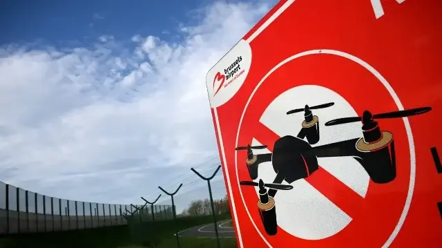 Cette photographie montre un panneau indiquant "Zone interdite aux drones" à l'aéroport de Bruxelles à Zaventem, le 5 novembre 2025.