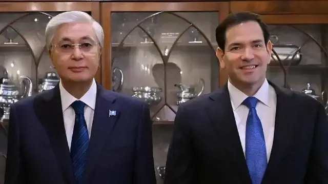 Le Président Kazakhstanais Kassym-Jomart Tokaïev et le Secrétaire d'Etat américain Marco Rubio.