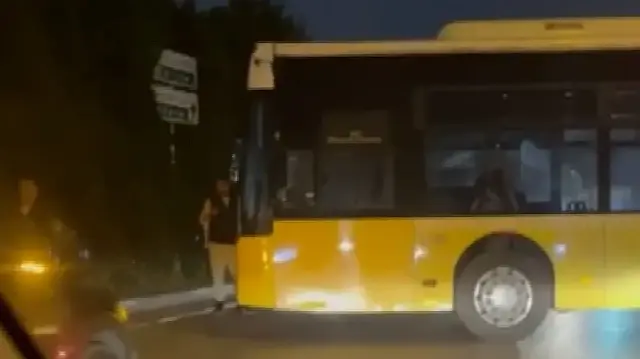 Ataşehir’de dönüş yapmak isteyen İETT otobüsü yolda sıkıştı