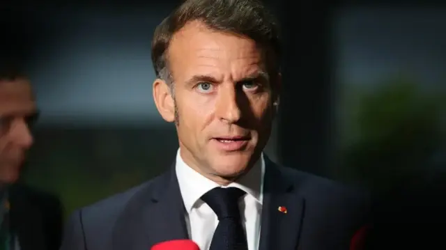 Le président français Emmanuel Macron s'adresse à la presse dans le cadre de la conférence COP30 des Nations unies sur le climat à Belém, dans l'État du Pará, au Brésil, le 6 novembre 2025.