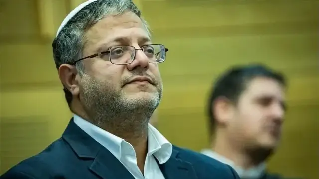 بن غفير يشرف ميدانيا على توزيع أوامر هدم منازل فلسطينيين في النقب