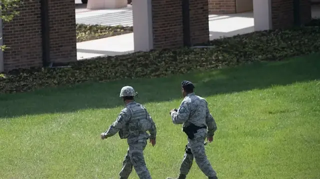 На военной базе под Вашингтоном эвакуировали здание из-за подозрительной посылки.