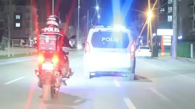 Aksaray'da kimlik soran bekçilerden kaçan şüphelinin kovalanma anı kamerada