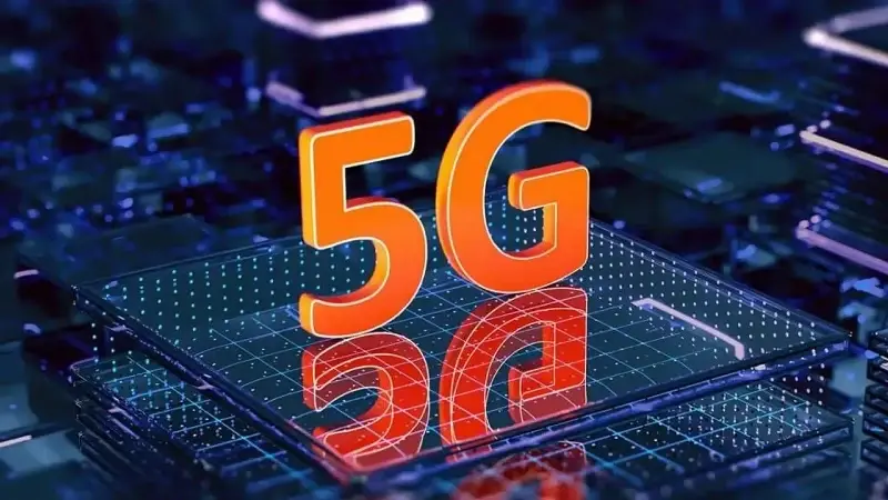5G uyumlu akıllı telefonlar, SIM kartlar ve bağlantı cihazları yeni şebekeye otomatik olarak geçiş yapabiliyor. Telekomünikasyon şirketleri bireysel ve kurumsal müşteriler için yeni tarifeler, veri paketleri ve bağlantı çözümleri açıkladı.