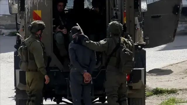 الضفة.. الاحتلال الإسرائيلي يعتقل فلسطينيا بعد إصابته شرقي رام الله