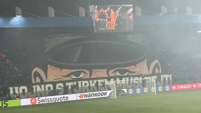 Viktoria Plzen taraftarlarının maç öncesi yaptığı koreografi.