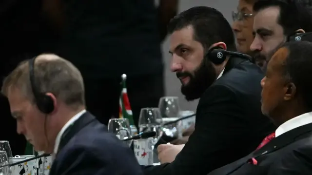 Le président par intérim syrien Ahmed al-Sharaa assiste à la séance plénière générale des dirigeants dans le cadre de la COP30, la Conférence des Nations unies sur les changements climatiques, à Belém, dans l'État du Pará, au Brésil, le 6 novembre 2025.