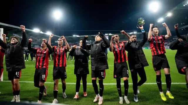 Les joueurs de Midtjylland célèbrent la victoire avec leurs supporters après le match de football de la Ligue Europa de l’UEFA entre le FC Midtjylland et le Celtic FC à Herning, au Danemark, le 6 novembre 2025.
