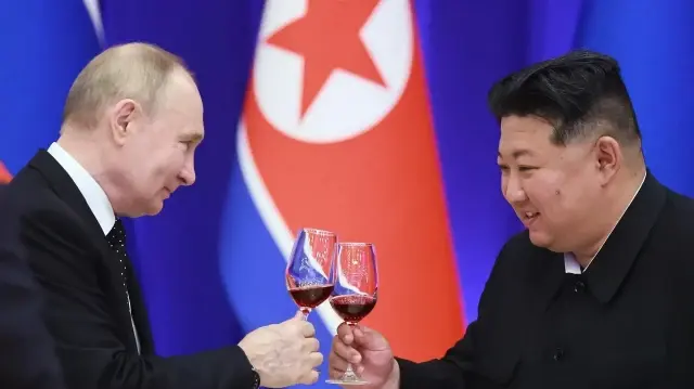 Des délégations militaires nord-coréenne et russe se sont réunies à Pyongyang pour discuter du renforcement de leur coopération, dans un contexte d’alliance stratégique croissante entre les deux pays.