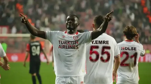 Les joueurs de l'équipe turque de Samsunspor célèbrent leur victoire face à Hamrun Spartians, ç l'occasion de la 3e journée de la Ligue Conférence, à Samsun, le 6 novembre 2025.