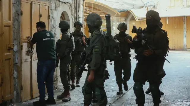 Le bureau a précisé que les cinq détenus ont été transférés à l’hôpital des Martyrs d’Al-Aqsa, situé à Deir al-Balah, dans le centre de Gaza, sans préciser leur état de santé.