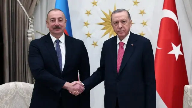 Президент Турции Реджеп Тайип Эрдоган пожимает руку президенту Азербайджана Ильхаму Алиеву | Фото: AA