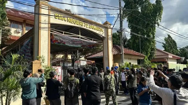 Plusieurs explosions ont secoué une école coranique à Jakarta pendant la prière du vendredi, blessant vingt personnes, dont des élèves et des enseignants. Les autorités enquêtent sur les causes de l’incident.