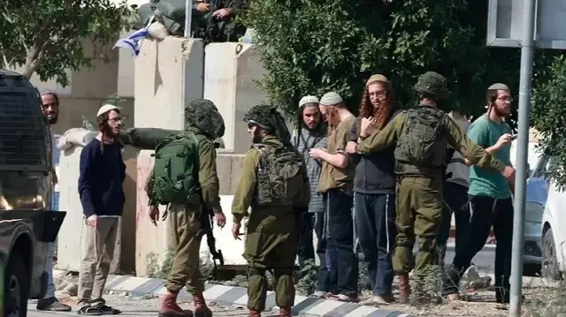 حماس: اعتداء مستوطنين على صحفيين ومتضامنين بنابلس يفضح فاشية الاحتلال